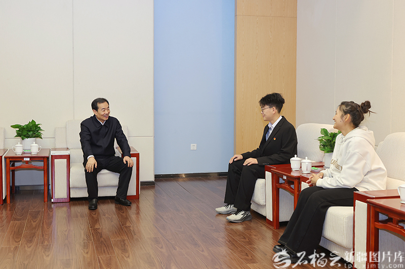 陈小江在新疆大学讲授思政课 陈小江在新疆大学讲授思政课